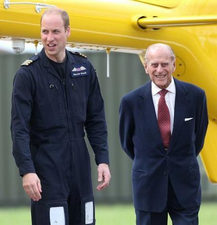 Il principe Filippo con suo nipote il principe William durante una visita alla East Anglian Air Ambulance Base, 2013