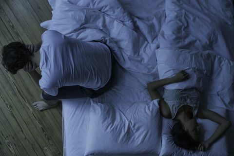 Uomo a letto che ha problemi di sonno durante la notte