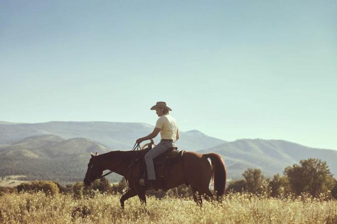 Luke Grimes a cavallo