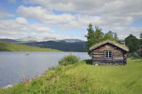 Campagna della Svezia - capanna e fiume di legno