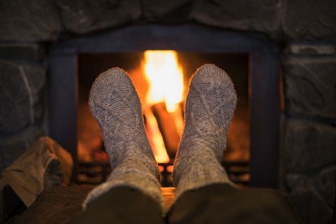 3 modi per garantire mani e piedi caldi durante l'inverno, secondo un medico
