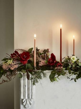 stima dello scaffale delle candele della decorazione di celebrazione dell'inverno stagionale
