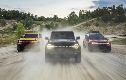 le versioni pre-produzione della nuova famiglia 2021 bronco di tutti i fuoristrada robusti 4x4, mostrati qui, includono due porte bronco sinistro in tri coat metallizzato arancione cyber, bronco a quattro porte in nero ombra e bronco sport in trasparente colorato rosso metallizzato rapido