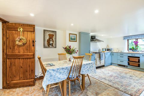 dai un'occhiata all'interno di questo cottage del cotswold del 17° secolo in vendita