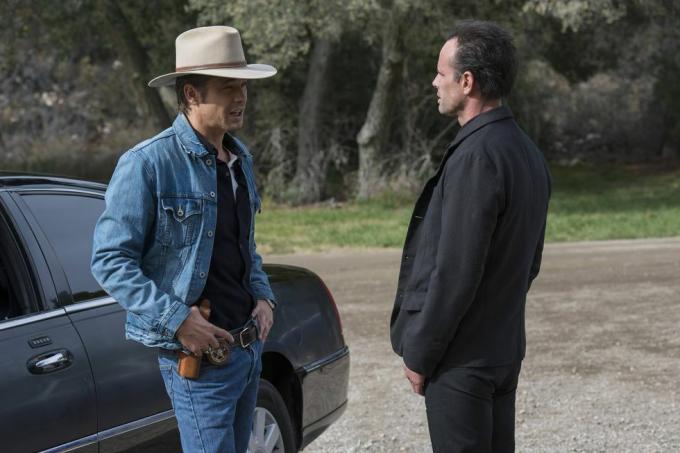 timothy olyphant nei panni del vice maresciallo americano Raylan Gives, Walton Goggins nei panni di un ragazzo che parla accanto alla macchina fuori