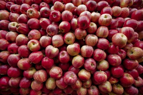 mele rosse giacevano in una pila in un chiosco di frutta in Maryland, Stati Uniti d'America