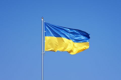 bandiera ucraina sul cielo blu backgroud