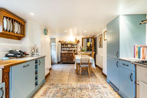 dai un'occhiata all'interno di questo cottage del cotswold del 17° secolo in vendita