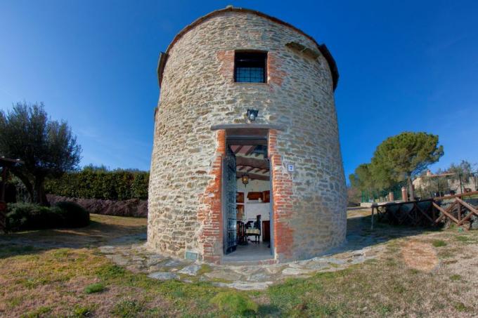 Vecchia torre, vista lago, piscina, Tuoro sul Trasimeno, Umbria, Italia 