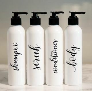 Decorazioni per il bagno bianche, idee per l'organizzazione del bagno, regali di viaggio per le donne, bottiglie con etichette, bottiglie con shampoo e balsamo con etichetta