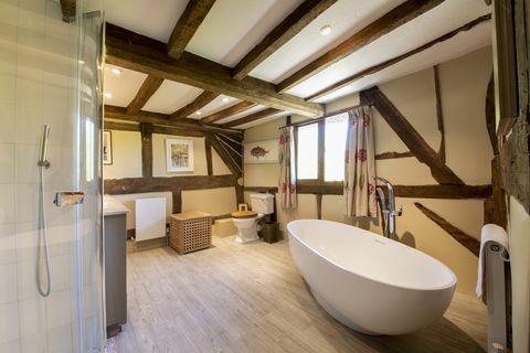 storico cottage con tetto di paglia in vendita nel Wiltshire