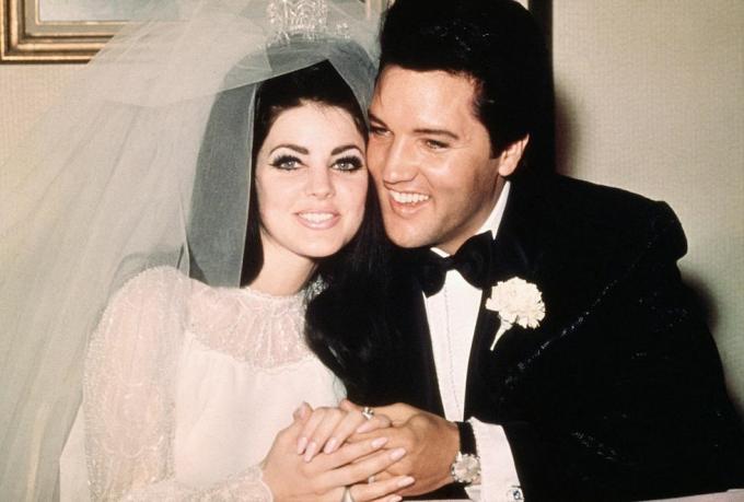 didascalia originale Las Vegas, Nevertertainer, Elvis Presley siede guancia a guancia con la sua sposa, l'ex Priscilla Ann Beaulieu, dopo il loro matrimonio il 1° maggio 1967