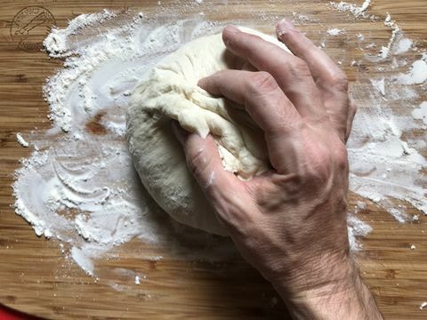 Impasto di pane raccolto in una palla