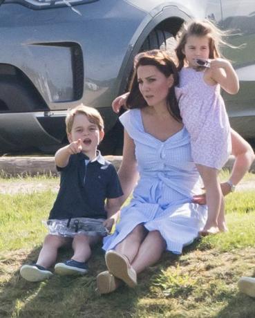 Il principe George e la principessa Charlotte giocano con Kate Middleton