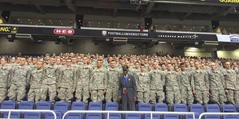 Quando Richard Overton aveva 109 anni, ha contribuito a dare il via alla ciotola americana dell'All-American Army 2016 a San Antonio, in Texas.