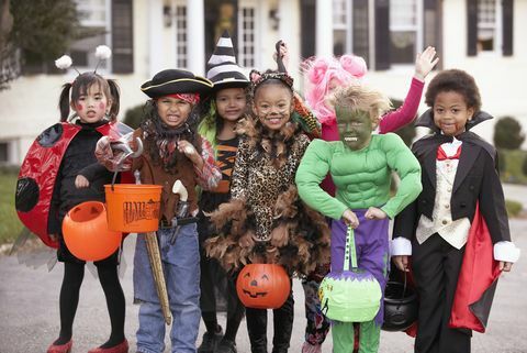 gruppo eterogeneo di bambini in costumi autunnali e costumi di halloween
