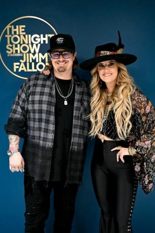 lo spettacolo di stasera con protagonista l'episodio 1785 di Jimmy Fallon nella foto l r gli ospiti musicali hardy ft lainey wilson posano insieme dietro le quinte mercoledì 25 gennaio 2023 foto di todd owyoungnbc tramite immagini getty