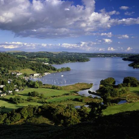 una vista del lago Windermere e della baia di Waterhead a Ambleside, nel parco nazionale del distretto dei laghi