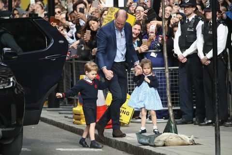 Il duca e la duchessa di Cambridge hanno lasciato l'ospedale con il loro nuovo figlio