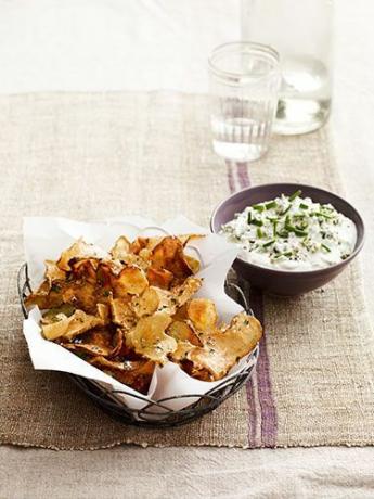 chips di sunchoke con salsa di formaggio blu caldo