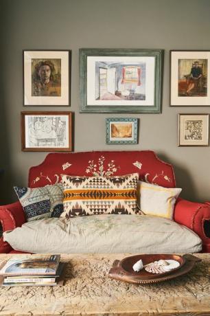 annie sloan oxford home soggiorno con divano rosso
