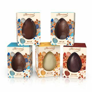 Collezione di uova di Pasqua di cioccolato al latte, bianco e fondente