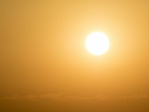 Sole d'ardore della struttura completa al tramonto con un cielo arancio e giallo