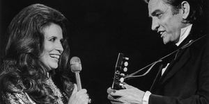 Johnny Cash e June Carter Cash si esibiscono insieme