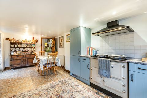 dai un'occhiata all'interno di questo cottage del cotswold del 17° secolo in vendita