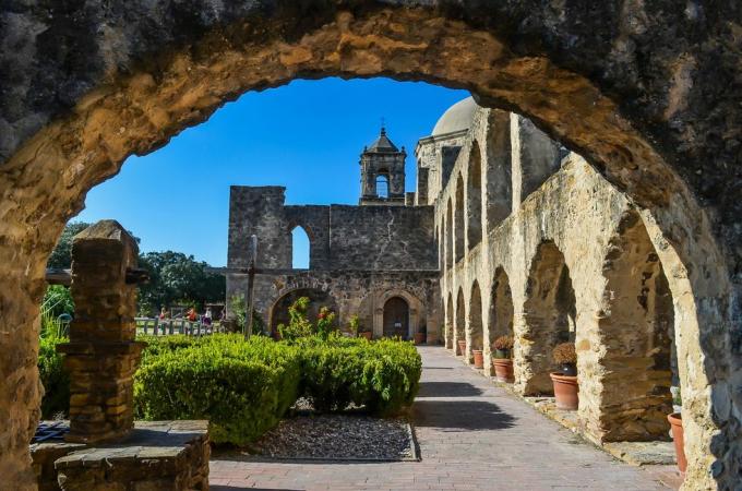 subito dopo la costruzione dell'alamo, nel 1720 fu fondata una seconda missione a circa cinque miglia a valle chiamata san jose, questa nuova missione fu stabilito da fray antonio margil de jesus, che in precedenza aveva lasciato una missione fallita nel texas orientale un modello tra le missioni del texas, san jose si guadagnò la reputazione di importante centro sociale e culturale tra le missioni di sant'antonio, fornì anche il più forte presidio contro le incursioni dagli indiani