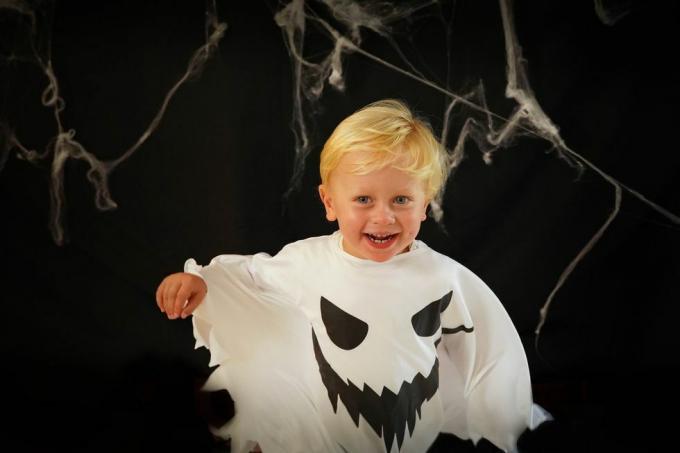 ragazzino in costume da fantasma su halloween