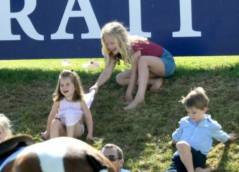 Il principe George e la principessa Charlotte giocano con Kate Middleton