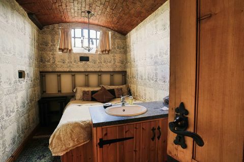 The Old Court - cella cella di prigione - Bristol - Savills