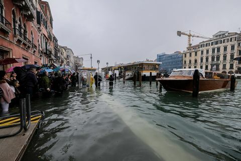 L'alta marea aumenta i livelli d'acqua a Venezia