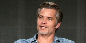 timothy olyphant parla sul palco durante il panel 