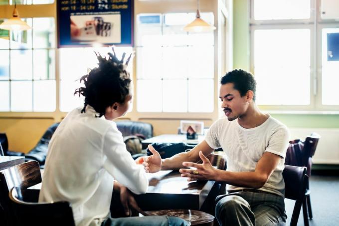 un paio di amici seduti, chiacchierando e incontrandosi insieme in un bar