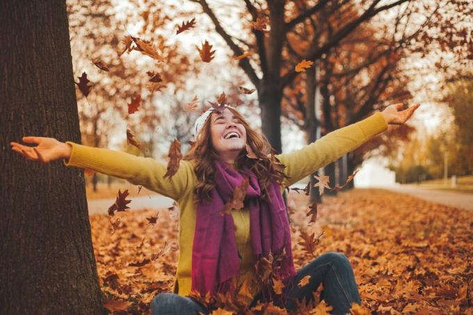 la giovane donna sta vivendo l'autunno e si sta godendo il suo tempo libero