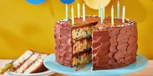 classica torta di compleanno con coriandoli e crema al burro al cioccolato