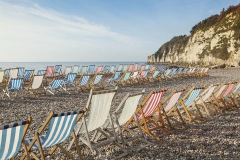 Sedie a sdraio sulla spiaggia britannica