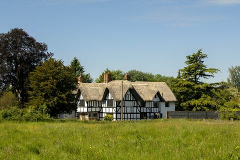 storico cottage con tetto di paglia in vendita nel Wiltshire