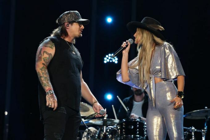 nashville, tennessee, 9 giugno lr hardy e lainey wilson si esibiscono sul palco durante il secondo giorno del cma fest 2023 al nissan Stadium il 9 giugno 2023 a nashville, tennessee foto di terry wyattwireimage