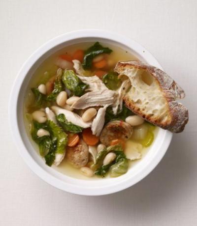 zuppa di pollo con salsiccia affumicata, fagioli bianchi e verdure