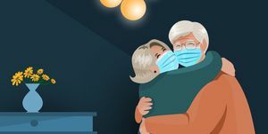 una coppia anziana si abbraccia dopo la quarantena durante la pandemia covid 19 mostra gli anziani che indossano una maschera facciale protettiva per proteggersi dal coronavirus nel nuovo concetto di vita normale