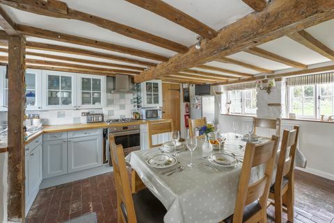 Cottage in vendita nel Wiltshire - cucina di campagna con travi in ​​legno