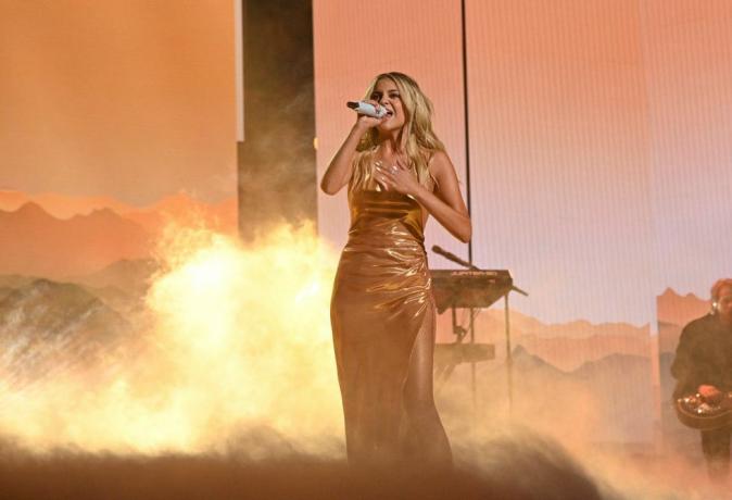 nashville, tennessee, 28 settembre 2023 premi Peoples Choice Country nella foto lr kelsea ballerini si esibisce sul palco durante i Peoples Choice del 2023 I Choice Country Awards si sono tenuti alla Grand Ole Opry House il 28 settembre 2023 a Nashville, Tennessee foto di Katherine Bomboynbc via Getty immagini