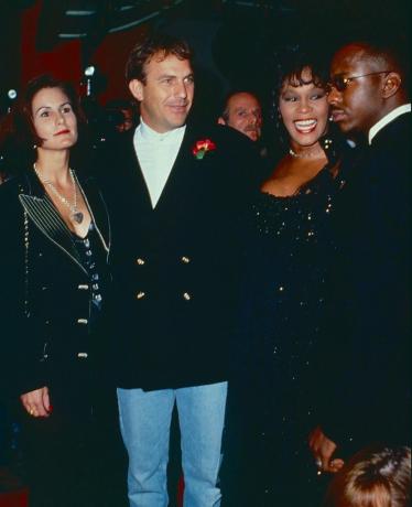 los angeles, circa 1992 cindy costner, kevin costner, whitney houston e bobby brown circa 1992 a los angeles, foto california di steve granitzwireimage