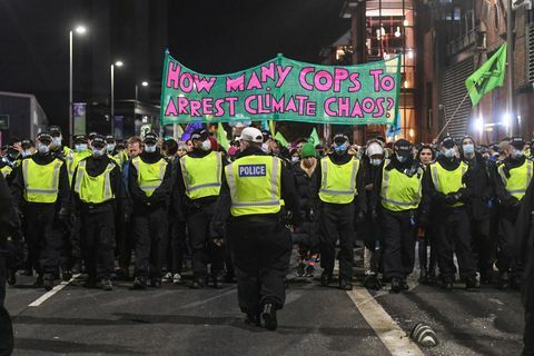 glasgow, scozia 03 novembre gli agenti di polizia scortano una protesta di ribellione all'estinzione al di fuori del vertice cop26 mentre si vede uno striscione che legge quanti poliziotti per arrestare il caos climatico su 3 novembre 2021 a glasgow, nel regno unito, mentre i leader mondiali si incontrano per discutere dei cambiamenti climatici al vertice cop26, molti gruppi di azione per il clima sono scesi in piazza per protestare reali progressi che devono essere compiuti dai governi per ridurre le emissioni di carbonio, ripulire gli oceani, ridurre l'uso di combustibili fossili e altre questioni relative al riscaldamento globale foto di peter summersgetty immagini