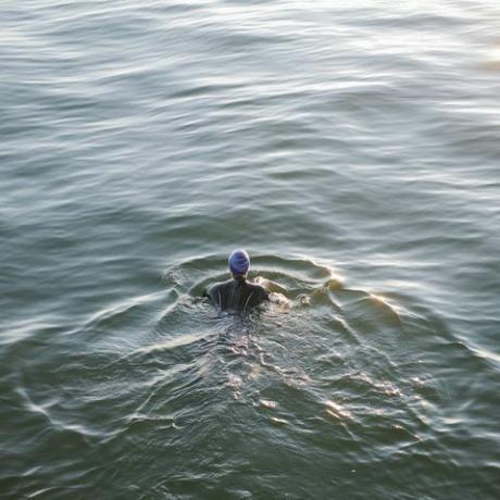 regno unito, kent, herne bay, nuotatore femminile in acque libere che si allena duramente in mare