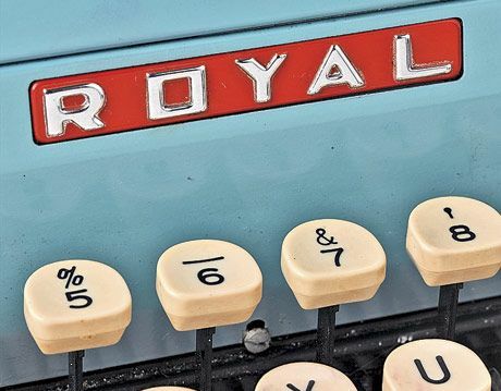 Primo piano delle chiavi della macchina da scrivere del Royal per la valutazione