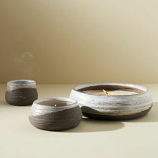 Amber Lewis per la candela in ceramica a coste Anthropologie